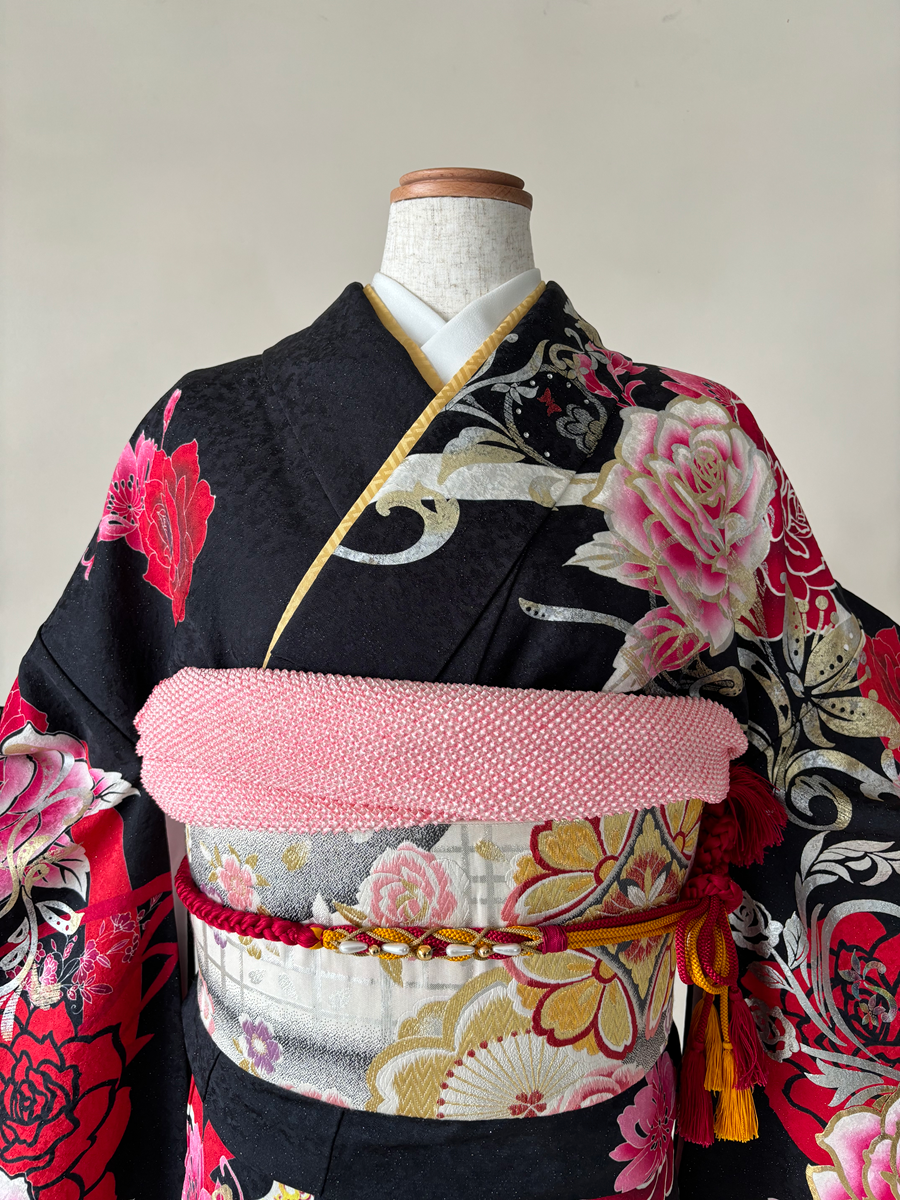 K0623 正絹 振袖 レンタル店放出品 黒色 ガード加工 薔薇 13号 振袖レンタルセット 黒地 金彩薔薇 – きものセンター